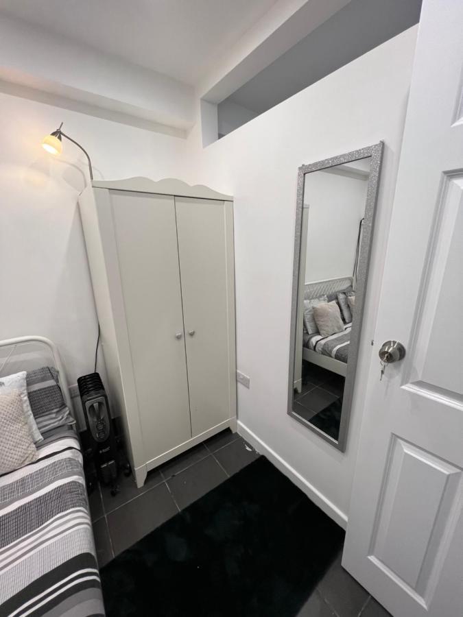 Modern Flat In Central Egham By Windsor Castle, Staines-Upon-Thames And Heathrow Airport 外观 照片