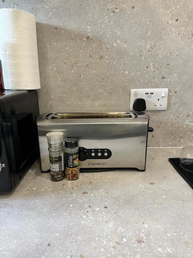 Modern Flat In Central Egham By Windsor Castle, Staines-Upon-Thames And Heathrow Airport 外观 照片