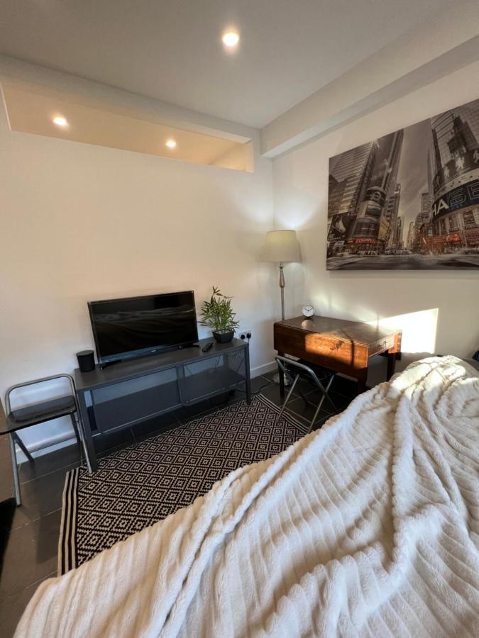 Modern Flat In Central Egham By Windsor Castle, Staines-Upon-Thames And Heathrow Airport 外观 照片