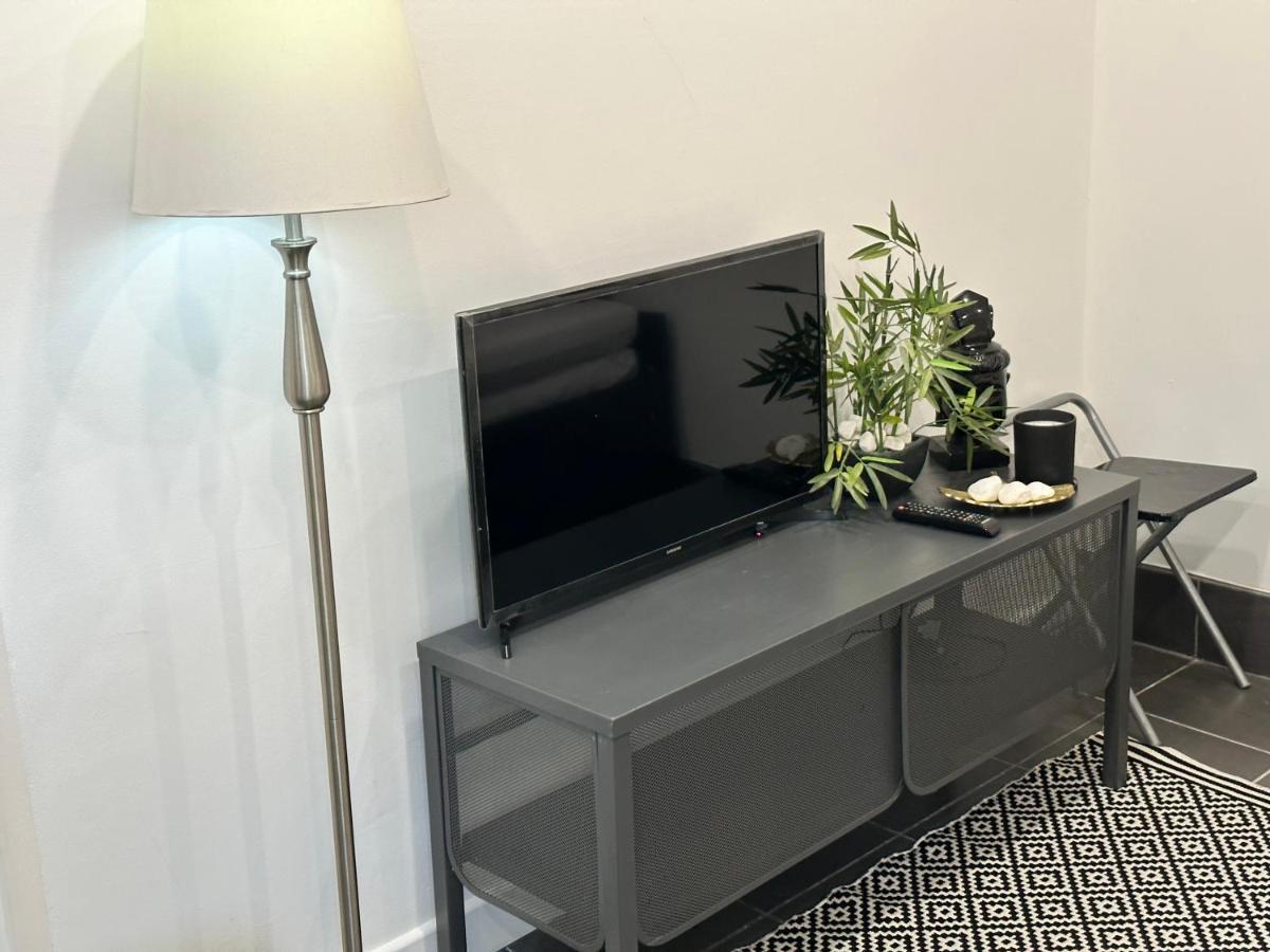 Modern Flat In Central Egham By Windsor Castle, Staines-Upon-Thames And Heathrow Airport 外观 照片