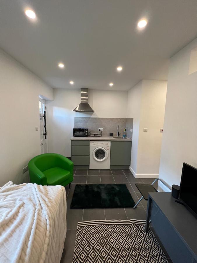 Modern Flat In Central Egham By Windsor Castle, Staines-Upon-Thames And Heathrow Airport 外观 照片
