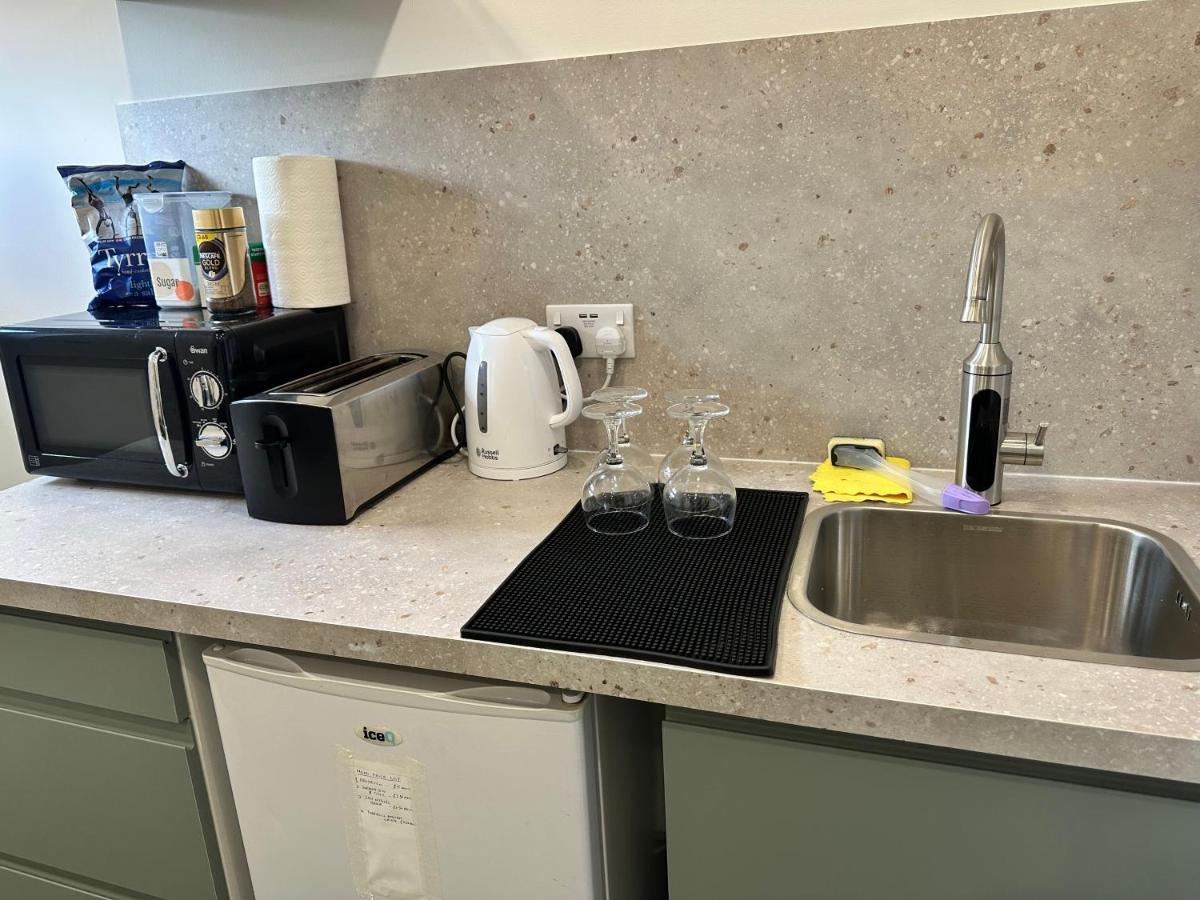 Modern Flat In Central Egham By Windsor Castle, Staines-Upon-Thames And Heathrow Airport 外观 照片