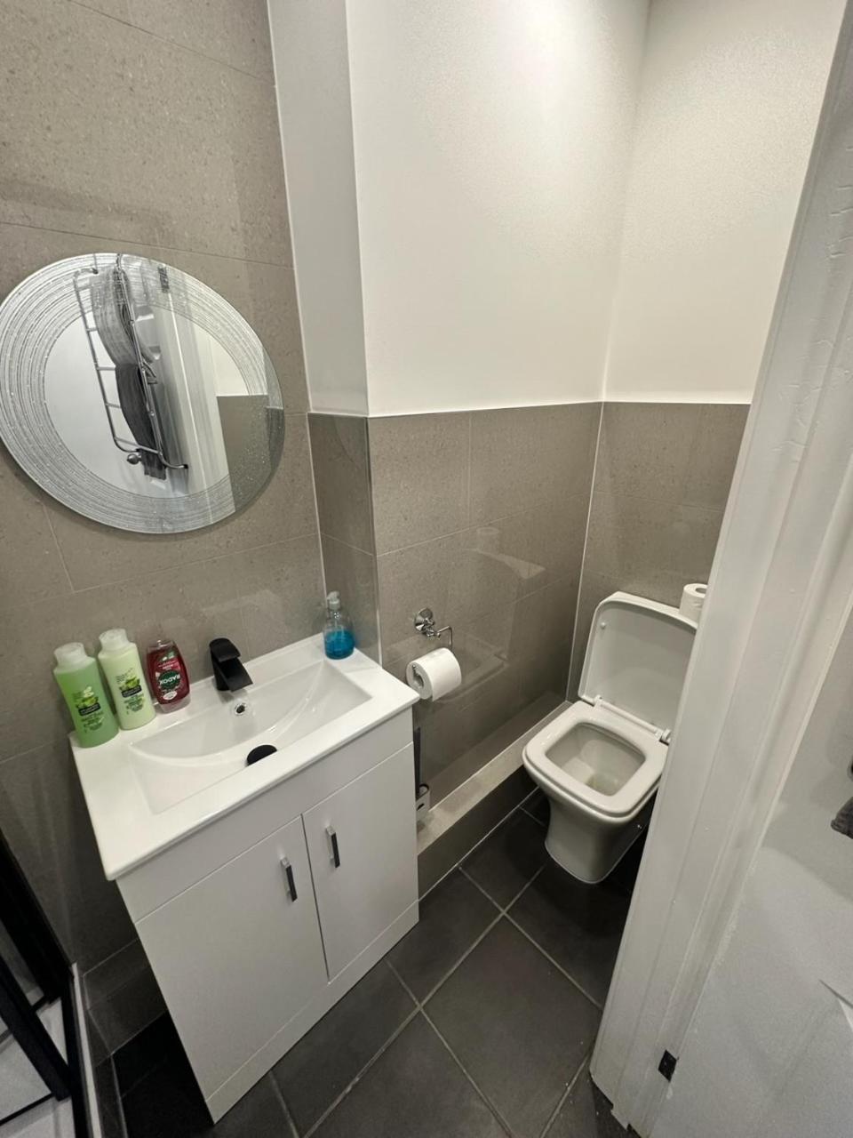Modern Flat In Central Egham By Windsor Castle, Staines-Upon-Thames And Heathrow Airport 外观 照片