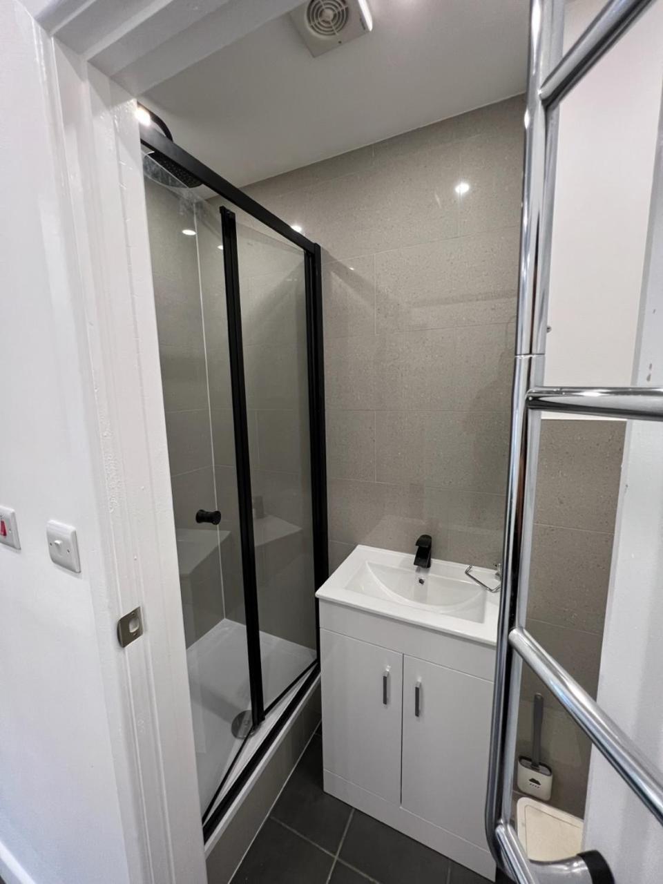 Modern Flat In Central Egham By Windsor Castle, Staines-Upon-Thames And Heathrow Airport 外观 照片