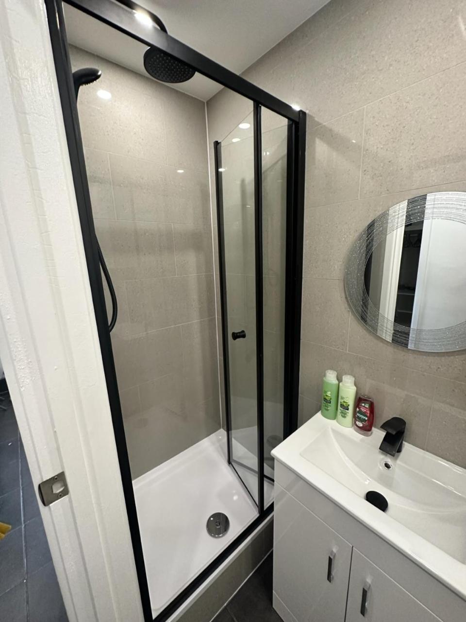 Modern Flat In Central Egham By Windsor Castle, Staines-Upon-Thames And Heathrow Airport 外观 照片